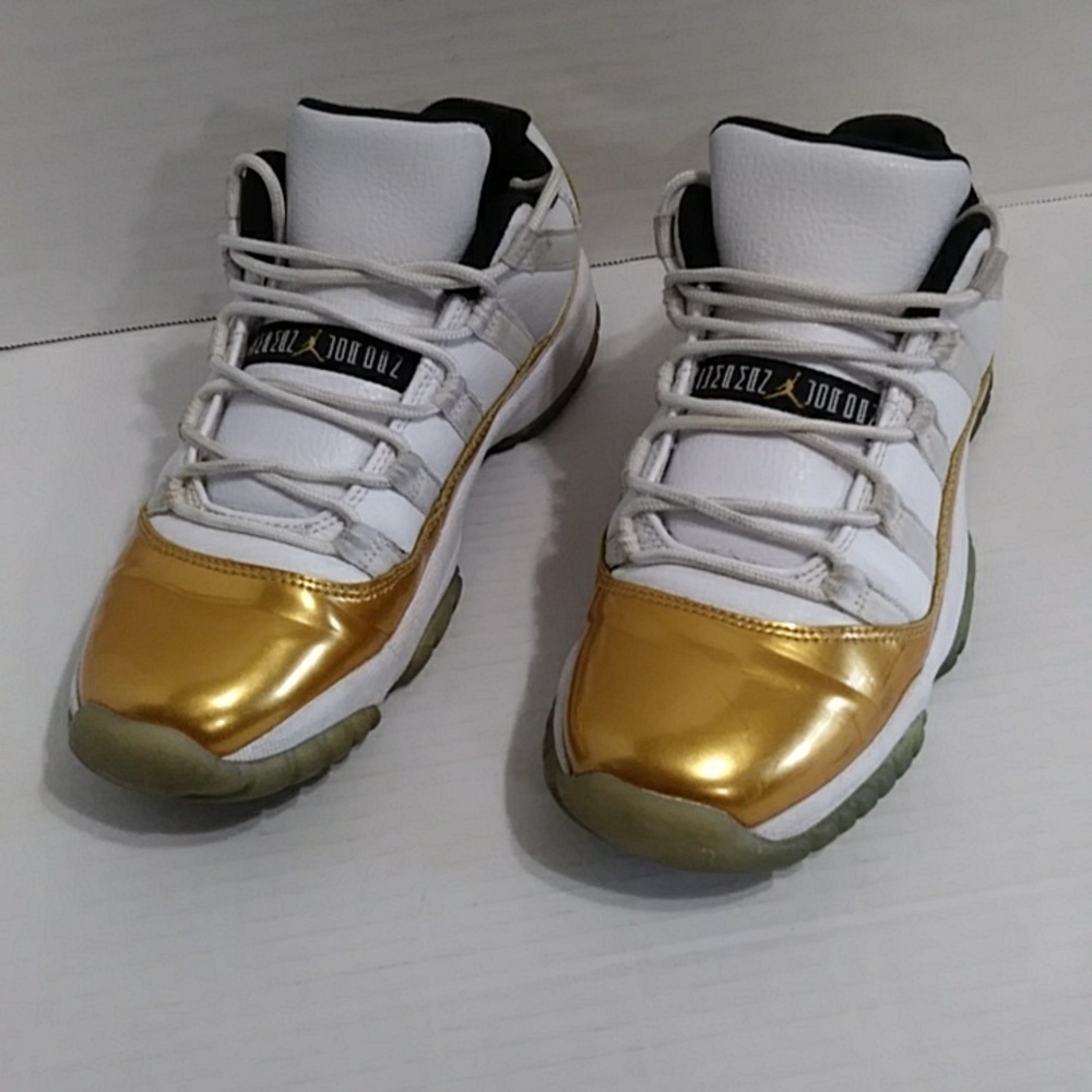 AIR JORDAN 11 RETRO LOW BG SIZE 6Y WHITE METALLIC GOLD COIN